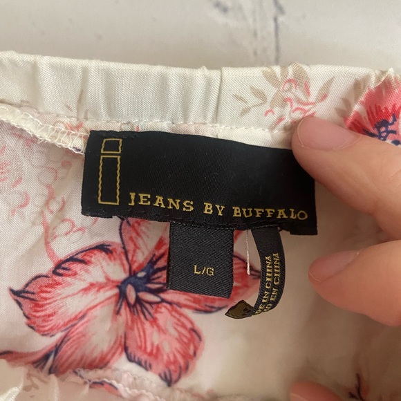 I Jeans by Buffalo off the shoulder white and red floral top with lace trim - Picture 5 of 6